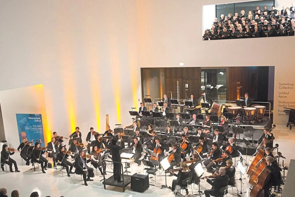 Boris Cepeda dirige la Orquesta Sinfónica de Münster y el Konzertchor en el Museo LWL.