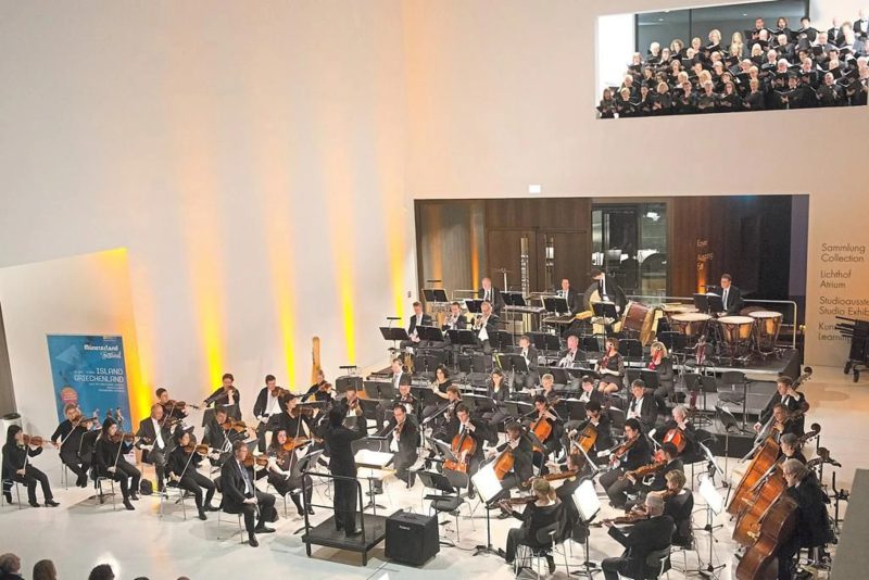 Boris Cepeda dirigiert das Sinfonieorchester Münster und den Konzertchor im LWL-Museum